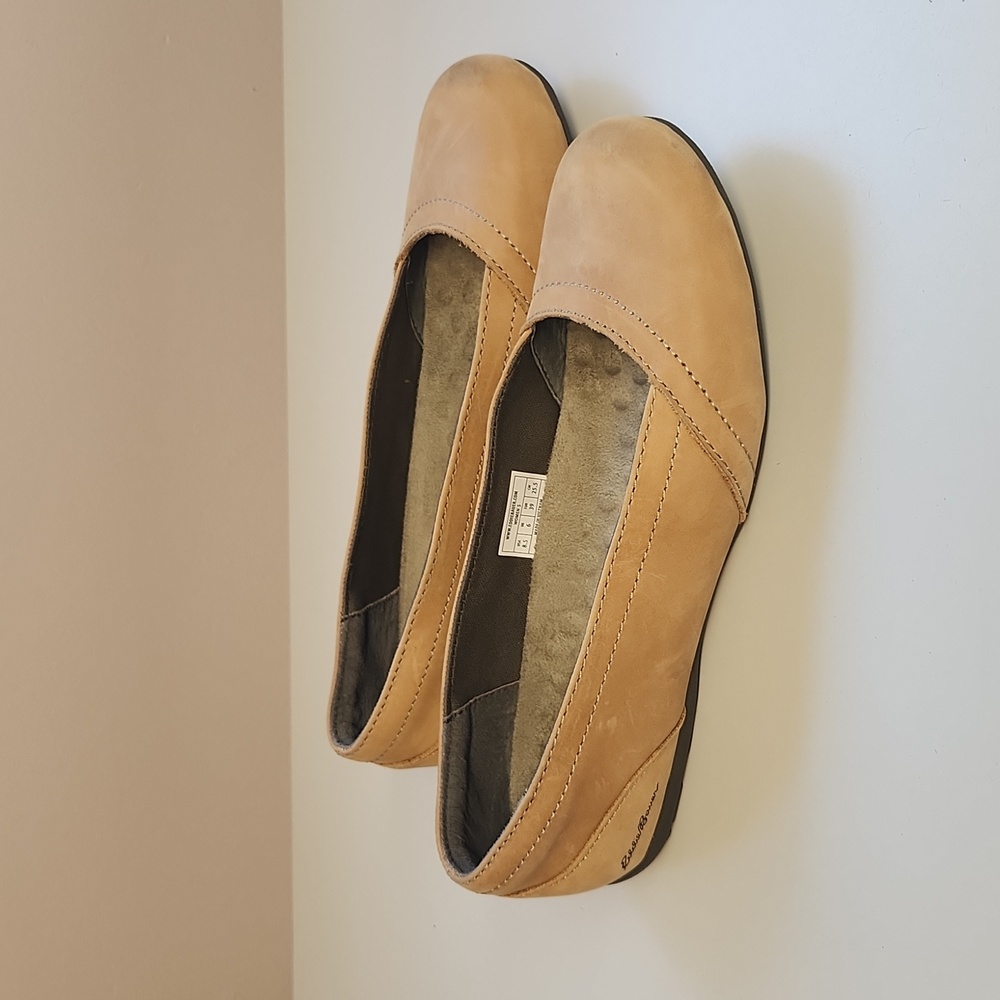 Eddie bauer suede leather flats in tan size 8.5